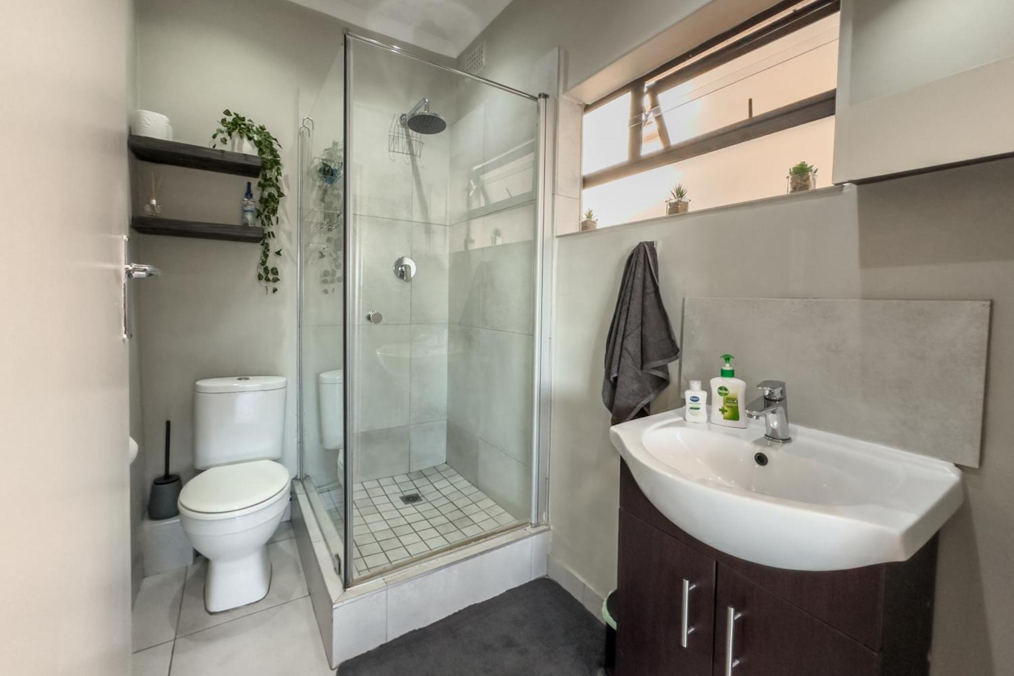 Sunny Modern Space With Mountain View * Kaapstad
