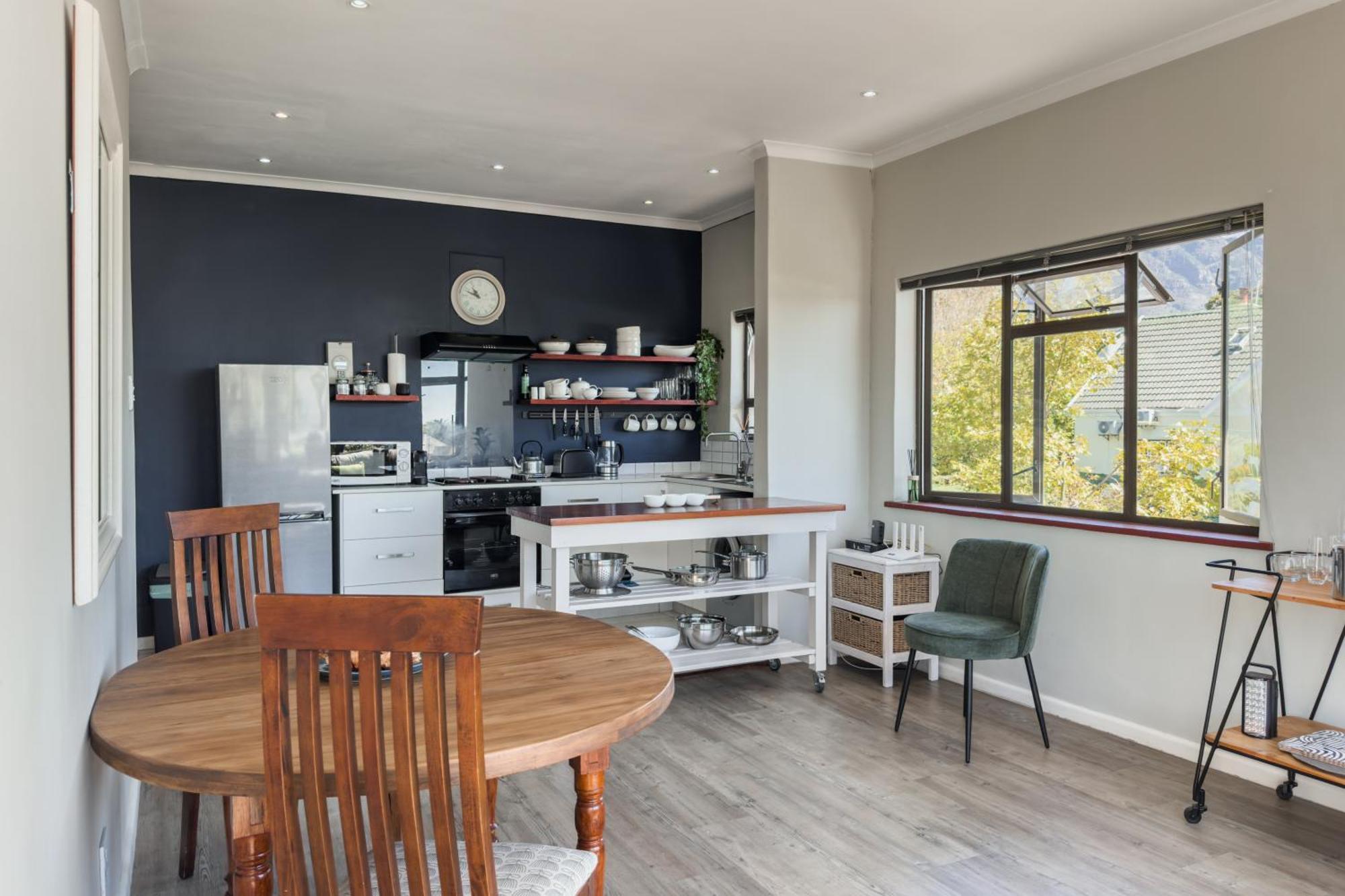 Sunny Modern Space With Mountain View Appartement Kaapstad